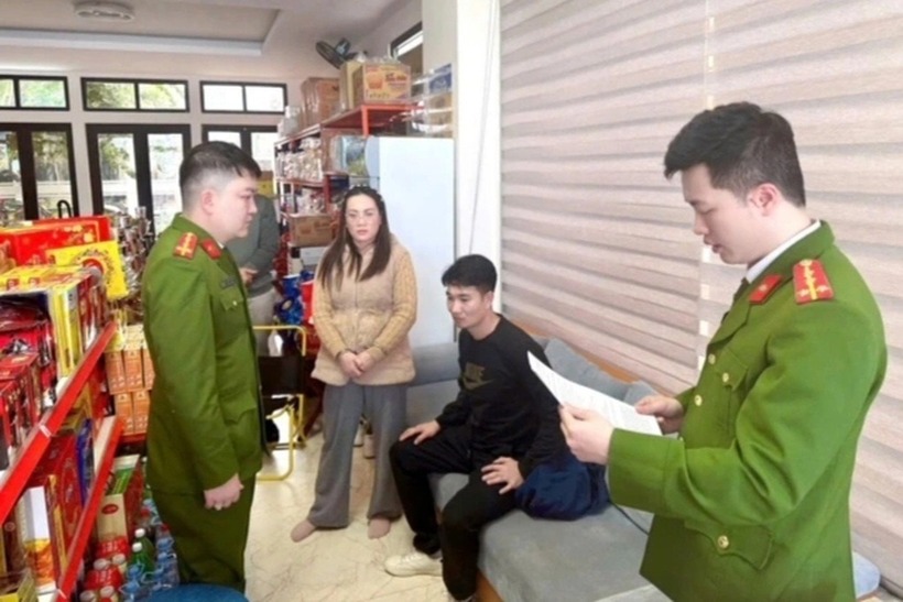 Cơ quan điều tra thi hành lệnh bắt bị can để tạm giam đối với Đinh Thị Hạnh. Ảnh: Dân trí