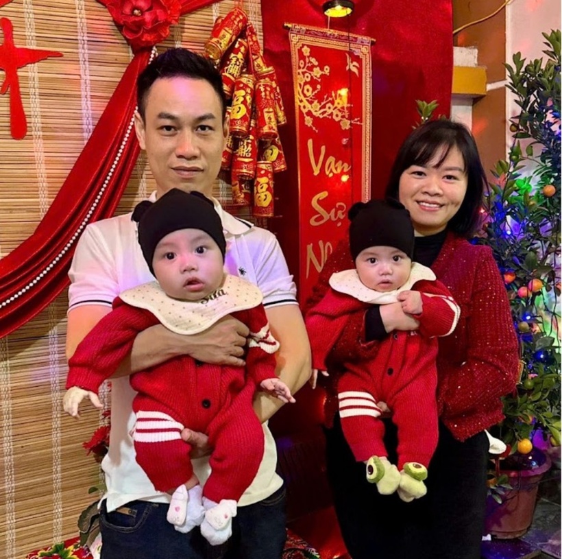 Năm mới, cả 2 không còn sợ Tết, không phải chịu những lời rèm pha của người ngoài vì đã anh chị đã có 2 thiên thân vô cùng đáng yêu. Ảnh: NVCC