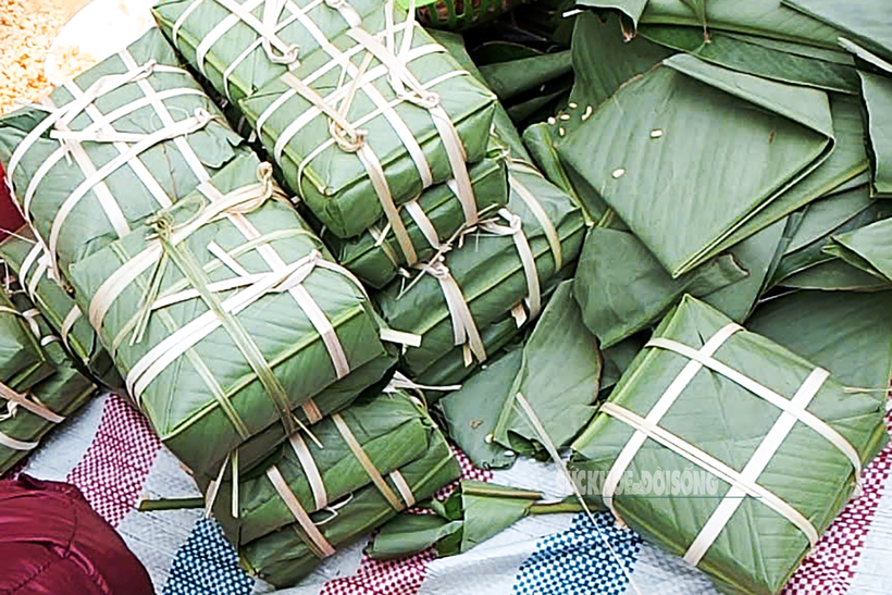 Trong tâm thức của nhiều người, khoảnh khắc quây quần bên nồi bánh chưng, cùng nhau gói bánh, trông bánh, là dịp để những người thân trong gia đình, hàng xóm gắn kết, tâm tình về những vui buồn của một năm đã qua.