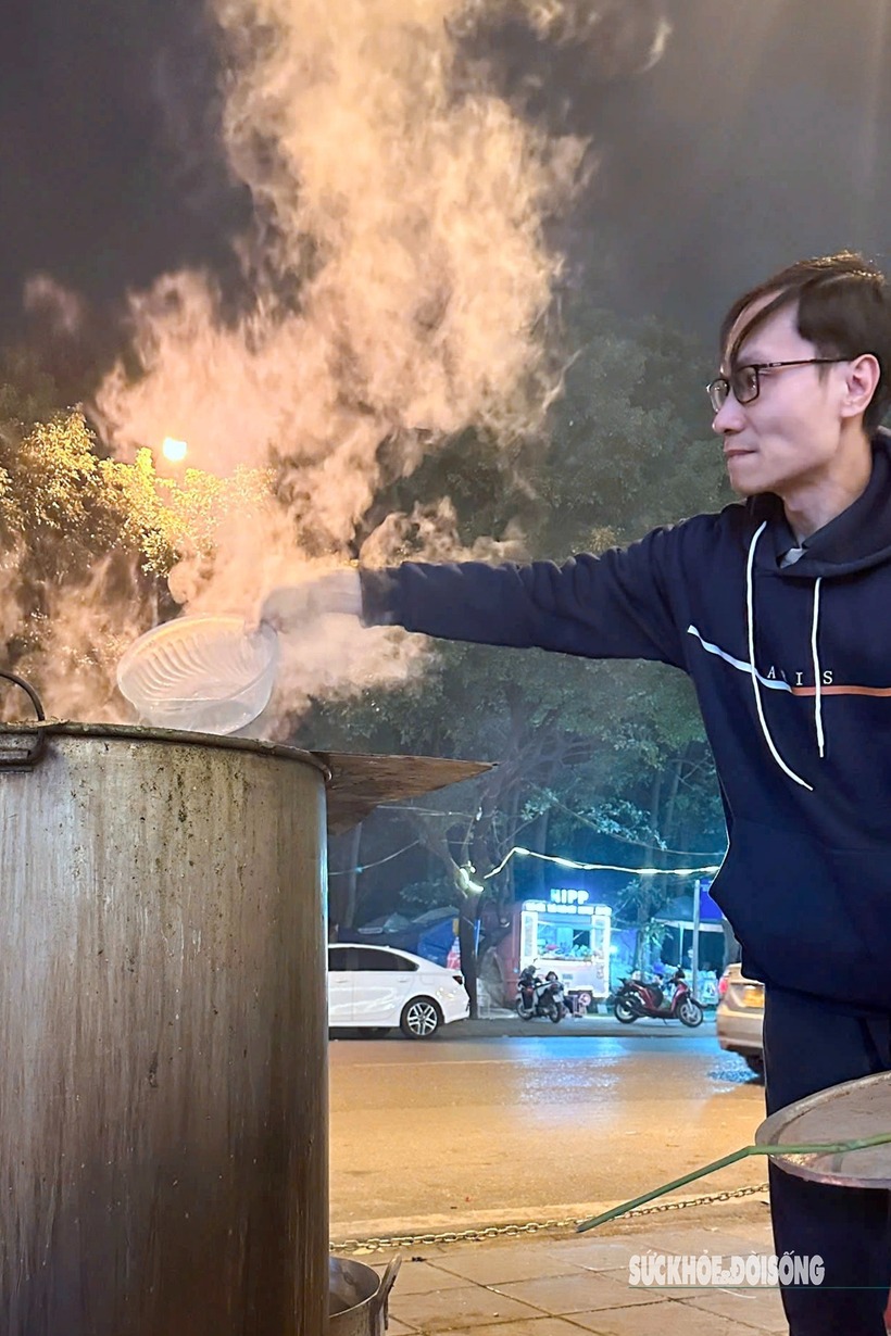 Bánh chưng phải nấu liên tục trong 12 tiếng mới có thể vớt ra, chưa kể phải cấp nước, cấp củi liên tục để bánh chín đều. Các gia đình phải cử người thay nhau canh nồi bánh chưng.