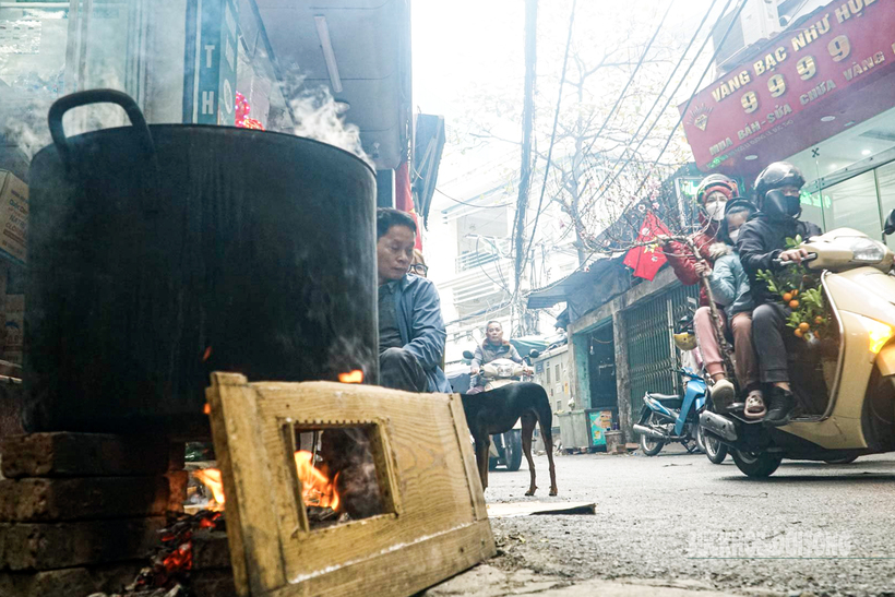 Trên các nẻo phố phường, nhiều gia đình thay nhau canh lửa, tạo nên không khí Tết ấm áp.