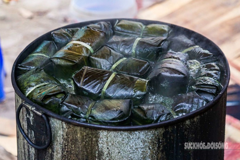 Nồi bánh chưng chờ chín.
