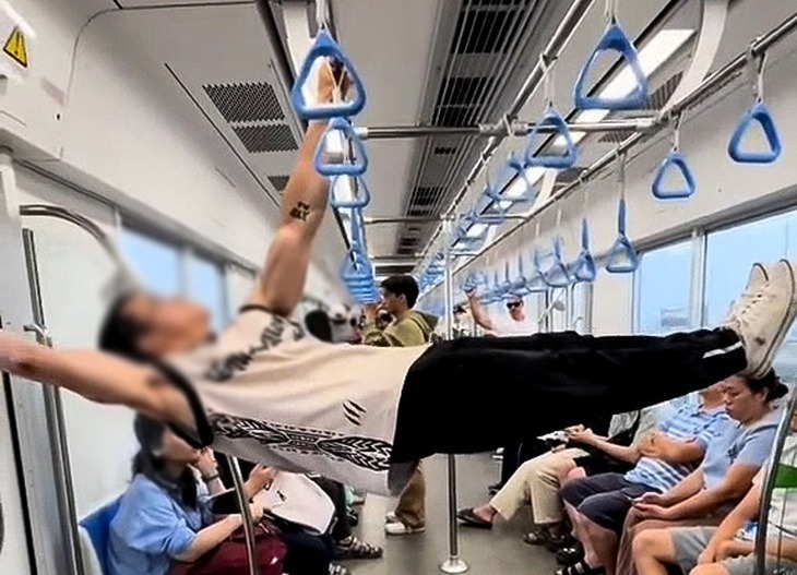 Nam thanh niên hít xà đơn trên metro số 1. Ảnh: Tuổi trẻ