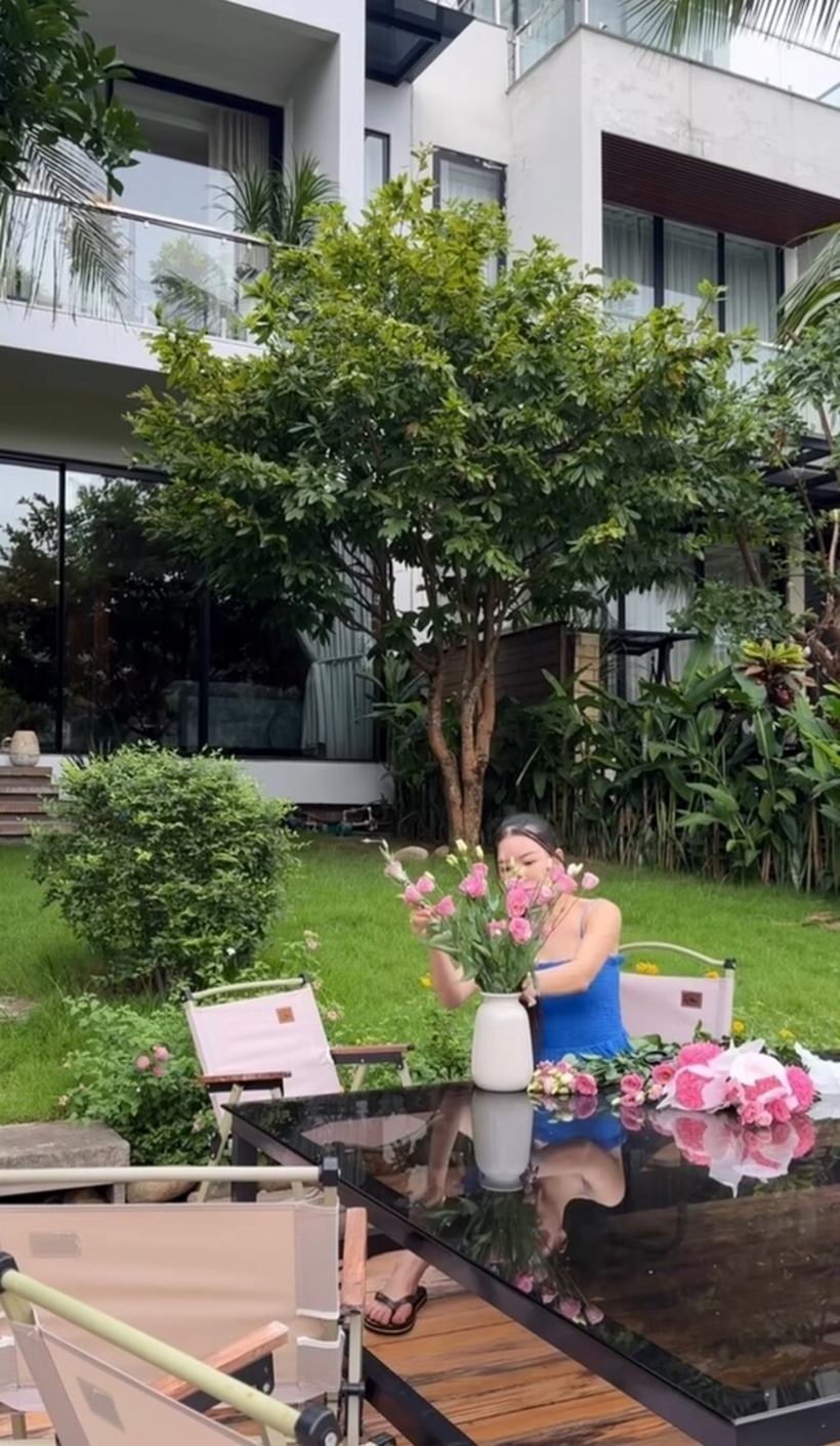 Vợ chồng cầu thủ Đặng Văn Lâm - Yến Xuân chuyển ra Bắc sống từ sau đám cưới hồi tháng 7/2024. Họ dọn về căn biệt thự đảo thuộc huyện Văn Giang (tỉnh Hưng Yên).