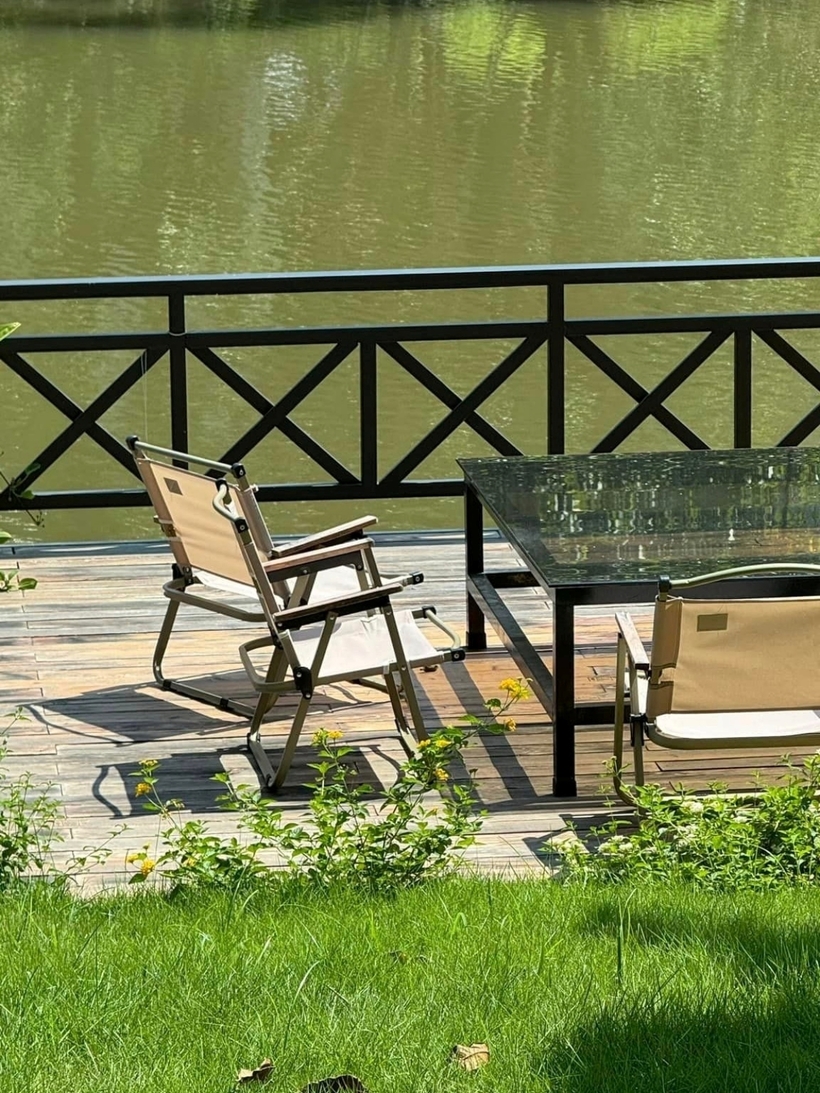 Cặp đôi bài trí một nghỉ ngơi thư giãn cực “chill” bên hồ với bàn trà và ghế tựa. Thỉnh thoảng, cả hai tổ chức tiệc tối tại đây khi đón tiếp người thân, bạn bè.