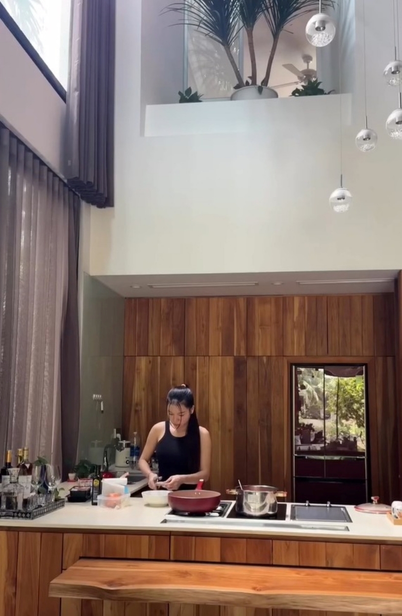 Phòng bếp hiện đại, đầy đủ tiện nghi và vô cùng gọn gàng, thoáng đãng, ngập tràn ánh sáng, là nơi Yến Xuân trổ tài nội trợ.