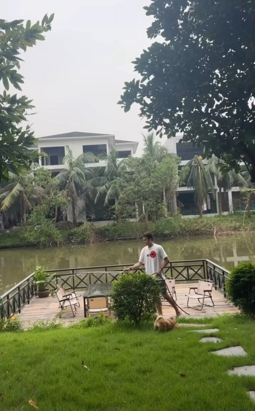 Biệt thự nằm bên bờ hồ, còn có sân vườn xanh mát. Thời gian rảnh rỗi, Đặng Văn Lâm thường tưới cây ngoài vườn như cách để thư giãn.