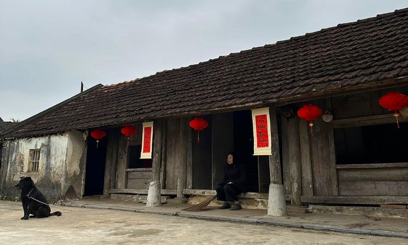 Hình ảnh người bà thân thương bên nếp nhà xưa cũ có lẽ là ký ức quen thuộc với rất nhiều người.