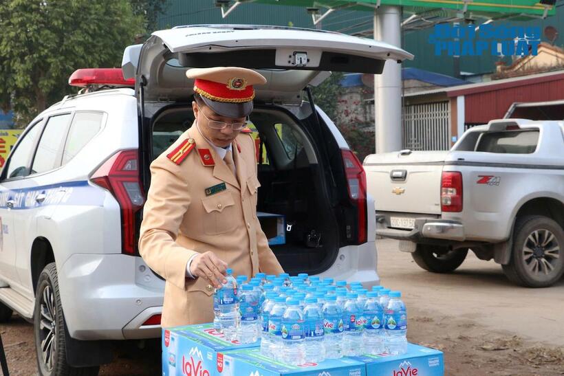 Trong đợt cao điểm này, Phòng CSGT dự kiến phát miễn phí 800 chai nước uống và 800 tờ rơi tuyên truyền về an toàn giao thông cho người dân