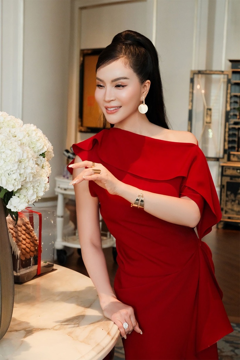 Nữ MC gây ấn tượng với nhan sắc rạng ngời cùng vóc dáng thon gọn. Ảnh: VietNamNet
