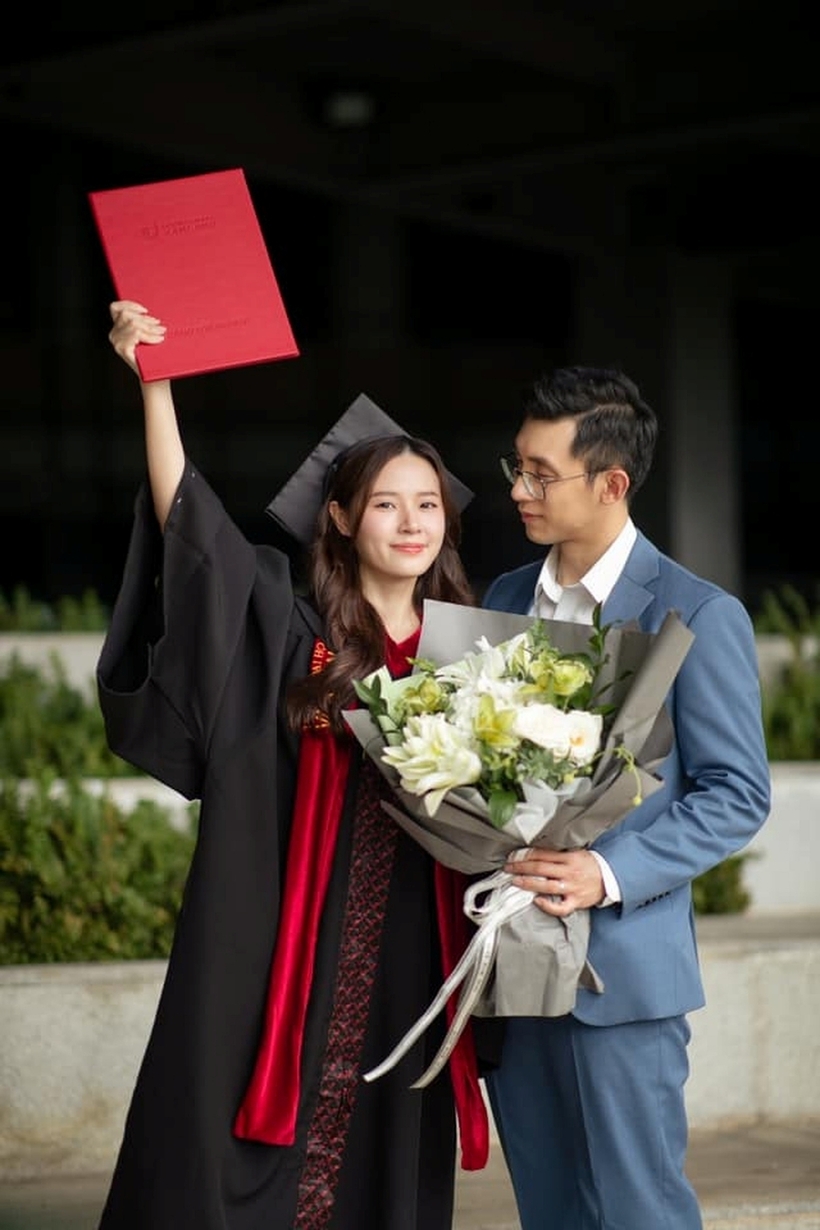 Thiếu gia Minh Đạt đến chúc mừng Midu tốt nghiệp Thạc sĩ. Ảnh: Dân Trí