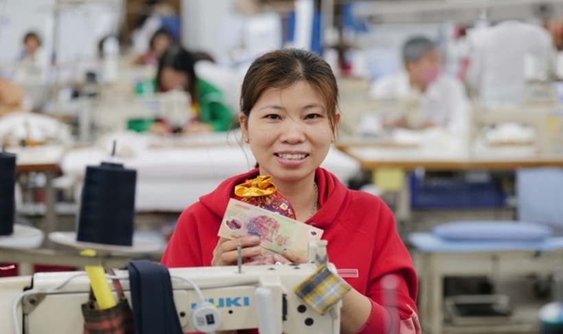 Công nhân May 10 (Hà Nội) nhận lì xì ngày trở lại làm việc đầu xuân Giáp Thìn, tháng 2/2024. (Ảnh: VNE)