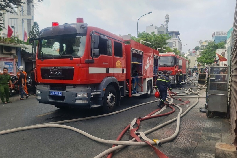 Xe cảnh sát đến hiện trường dập lửa. (Ảnh: Dân trí)