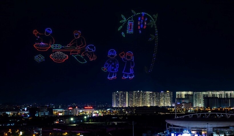 Hà Nội dừng trình diễn drone pháo hỏa thuật trong chương trình đón Giao thừa. Ảnh: VnExpress