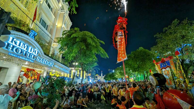 Màn biểu diễn lân sư rồng cũng thu hút người dân, du khách chiêm ngưỡng.