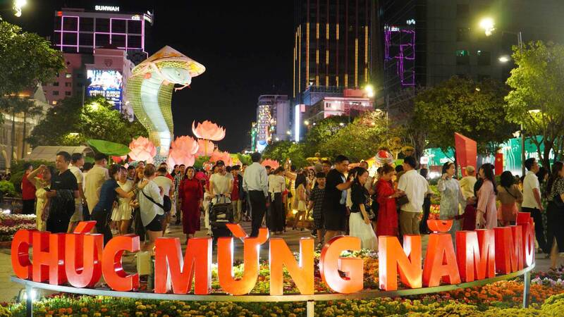 Chương trình bắn pháo hoa nghệ thuật đêm giao thừa Tết Nguyên đán 2025 tại TPHCM diễn ra tại 15 địa điểm, kéo dài từ 0h đến 0h15 ngày 29/1.