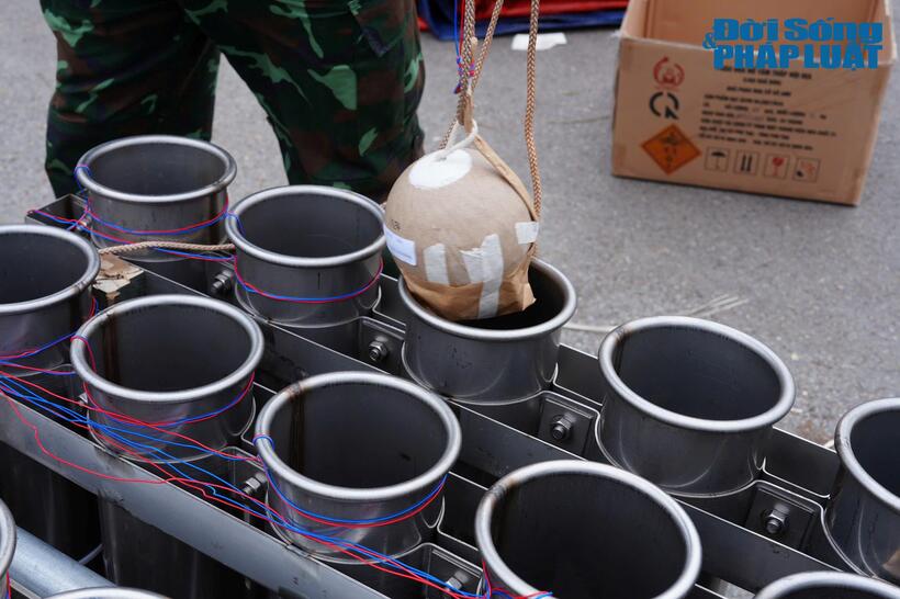 Lực lượng chức năng tiến hành thả các quả đạn tầm cao vào ống phóng.