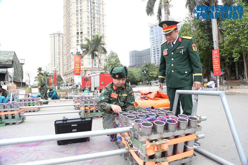 Trung tá Tống Huy Hoàng – Phó Chỉ huy Trưởng Ban chỉ huy Quân sự Quận Tây Hồ (bên phải) cho biết trong thời gian qua, CBCS Ban chỉ huy Quân sự quận đã tích cực làm tốt các công tác chuẩn bị về mặt bằng, thiết bị, trận địa. “Đặc biệt, năm nay chúng tôi đã được tập huấn kỹ về quy trình đấu nối mồi lửa điện, tuân thủ nghiêm ngặt các quy tắc đảm bảo an toàn trong quá trình vận chuyển, đấu nối, đảm bảo an toàn tuyệt đối trong quá trình tổ chức bắn pháo hoa phục vụ nhân dân”, Trung Tá Tống Huy Hoàng cho biết.