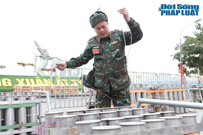 Trận địa pháo hoa đón Tết Nguyên đán của quận Tây Hồ năm nay sẽ được quy tụ về một khu vực vườn hoa Lạc Long Quân; bao gồm 600 quả pháo hoa tầm cao và 90 dàn pháo hoa tầm thấp, bắt đầu lúc 0h đến 0h15 phút ngày 29/1 (tức mùng 1 Tết Ất Tỵ).