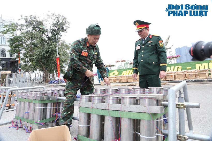 Các ống phóng được làm bằng chất liệu kim loại, có các đường kính khác nhau để phù hợp với kích cỡ từng loại pháo hoa. Mọi công đoạn đều được thực hiện cẩn trọng và đảm bảo công tác an toàn dưới sự giám sát chặt chẽ.