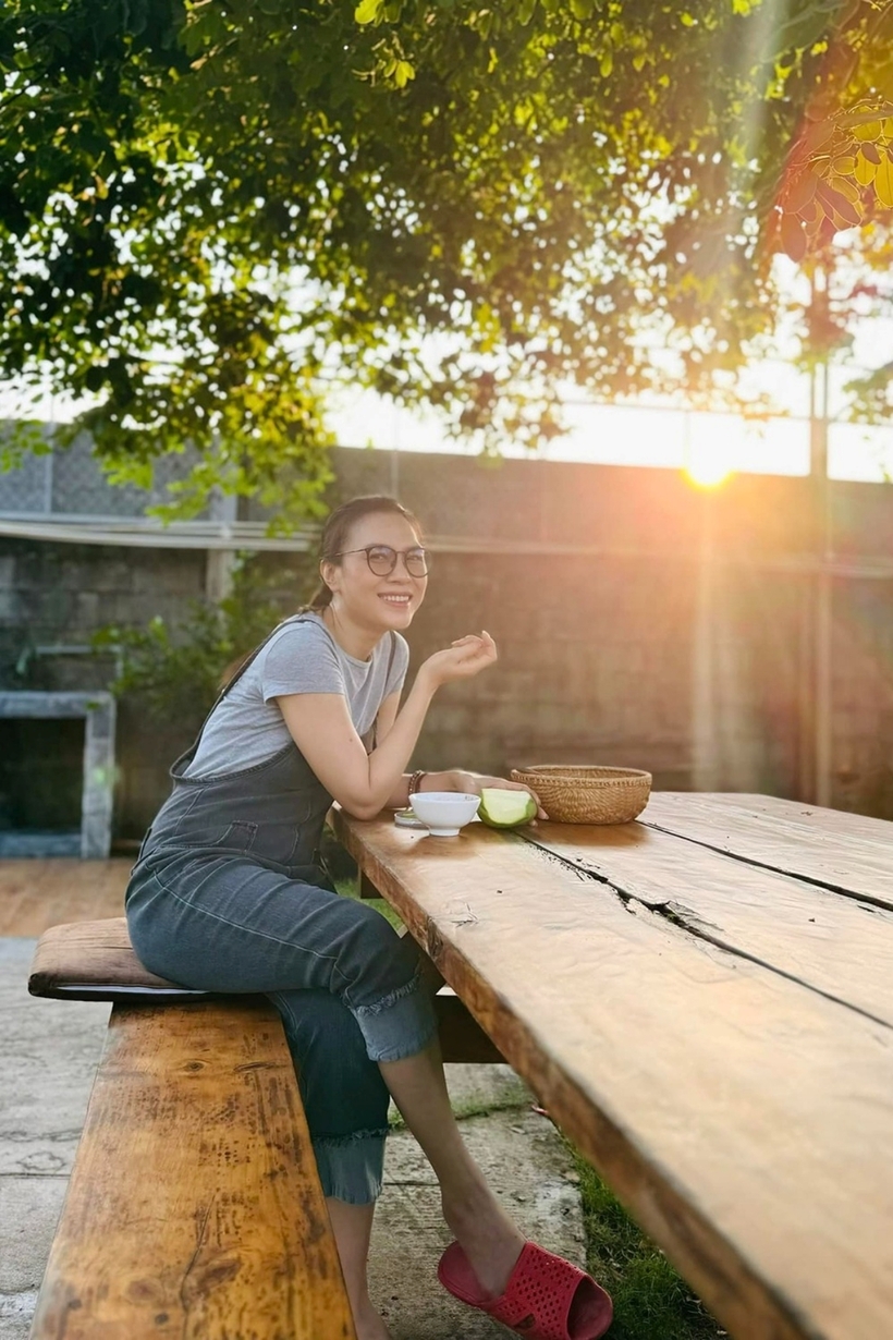 Nữ ca sĩ cho biết được gần gũi thiên nhiên, hít thở mùi cây cỏ giúp cô tái tạo năng lượng, có hứng làm việc hơn.