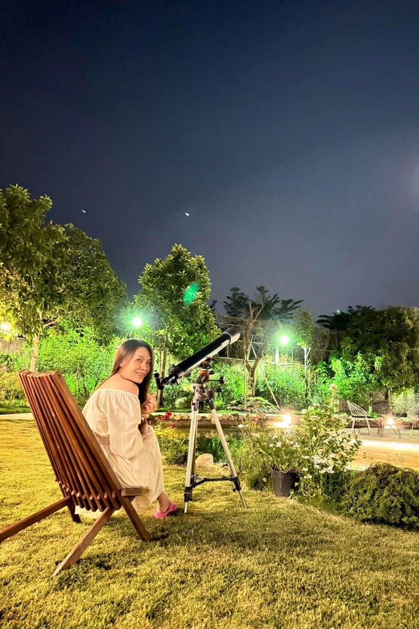 Cô cũng từng tiết lộ cuộc sống mơ ước của cô là được thảnh thơi thưởng trà, ngắm trăng bên người mình yêu thương.