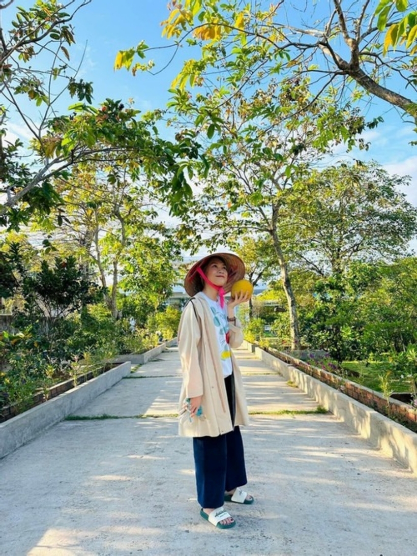 Mỹ Tâm trồng nhiều loại hoa, hoa màu và cây ăn quả như hoa giấy, hoa mười giờ, dưa leo, ớt, ngô, ổi, xoài, táo, bưởi, chôm chôm...