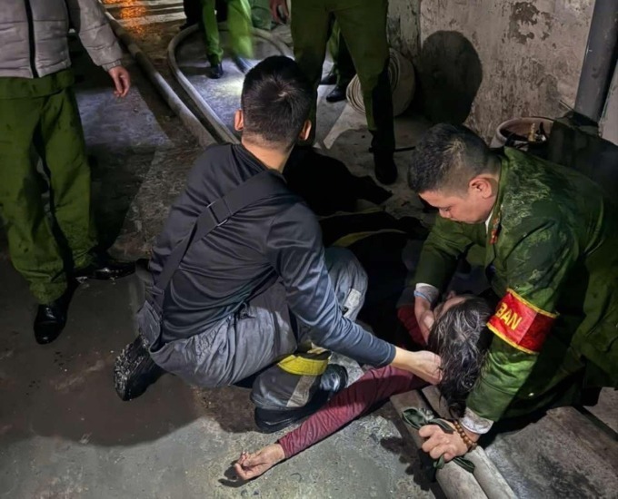 Một nạn nhân được sơ cứu. (Ảnh: Công an)