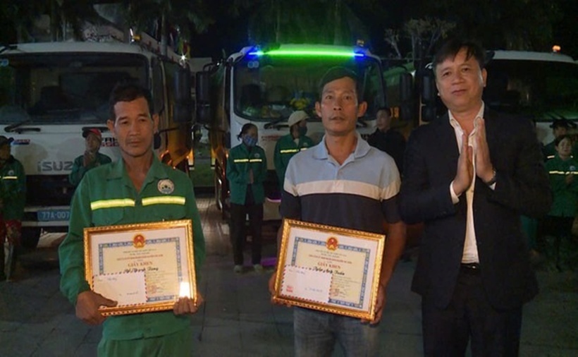 Ông Nguyễn Văn Khánh (bìa phải) trao giấy khen cho ông Tuấn (ở giữa) và ông Tùng trong đêm giao thừa. (Ảnh: Thanh niên)