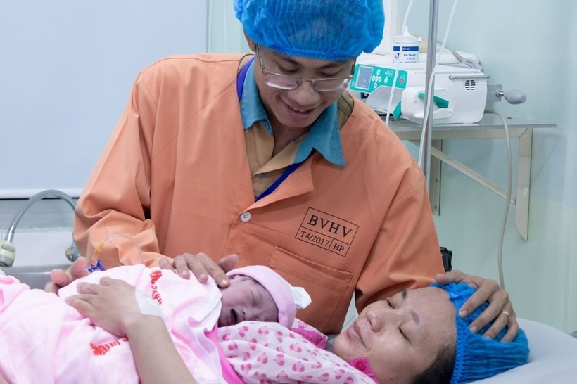 Tiếng khóc chào đời của bé gái nặng 2,9kg tại TP.HCM. Ảnh: Báo Thanh niên.