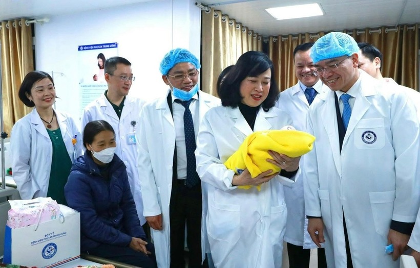 Bộ trưởng Bộ Y tế Đào Hồng Lan đã đến Bệnh viện Phụ sản Trung ương thăm, chúc Tết các Thầy thuốc, y bác sĩ trực Tết. Ảnh: Báo Hà Nội mới.