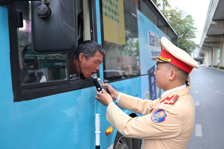 Tổ CSGT dừng kiểm tra nồng độ cồn với cả tài xế phương tiện công cộng như xe buýt. Ảnh: VTC News
