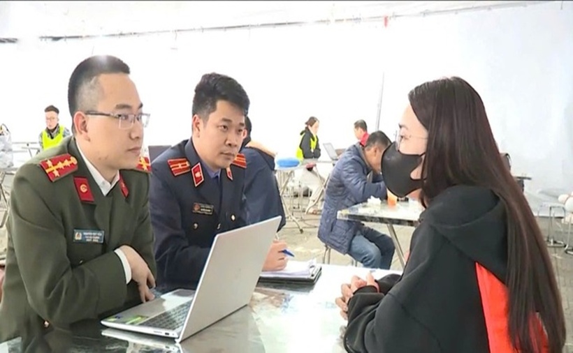 Lực lượng chức năng lấy lời khai. (Ảnh: VTV)