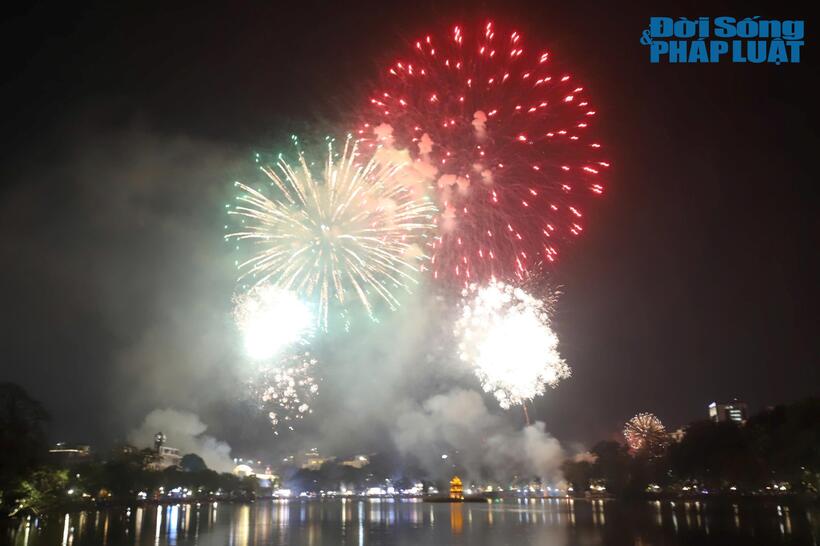 Pháo hoa rực sáng trên bầu trời Thủ đô chào đón Xuân Ất Tỵ 2025 - 6