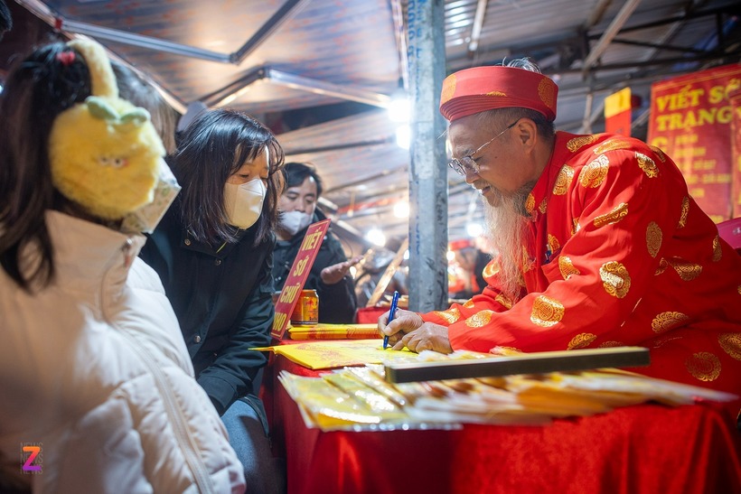 Khu viết sớ bên ngoài Phủ Tây Hồ cũng đông khách ghé thăm. Những ông đồ thức xuyên đêm phục vụ khách hàng có nhu cầu dâng sớ đầu năm.