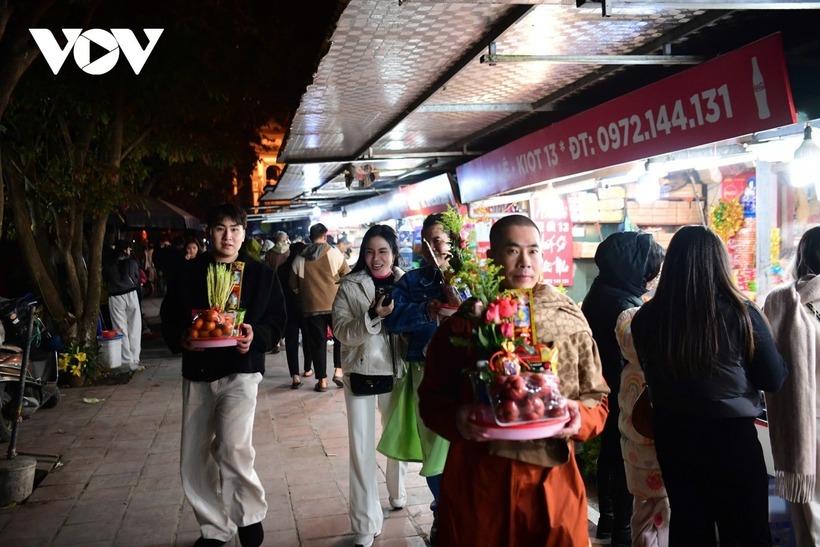 Mỗi người đến Phủ đều chuẩn bị cho mình những mâm lễ thật chu đáo, đầy đủ để tỏ lòng thành với mong muốn gặp bình an, may mắn, nhiều tài lộc trong năm mới.