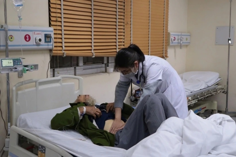 Bác sĩ điều trị cho người bệnh ở Bệnh viện E trong đêm Giao thừa. Ảnh: VietnamPlus