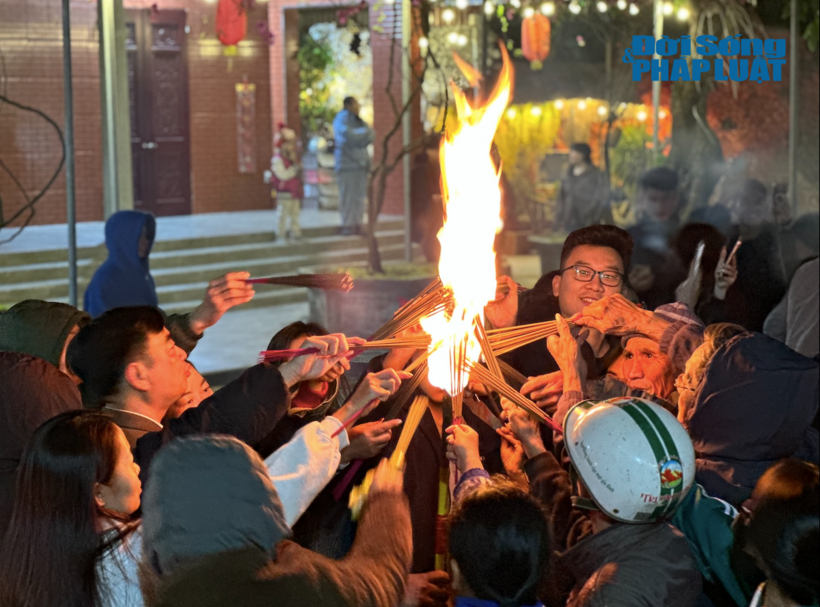Nhiều người dân ở đây cho rằng, lấy được càng nhiều lửa, trong năm sẽ càng may mắn, nhiều tài lộc.