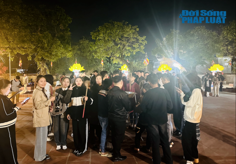 Nhiều bạn trẻ đến từ sớm để chọn cho mình vị trí thuận tiện nhất để "xin lửa"