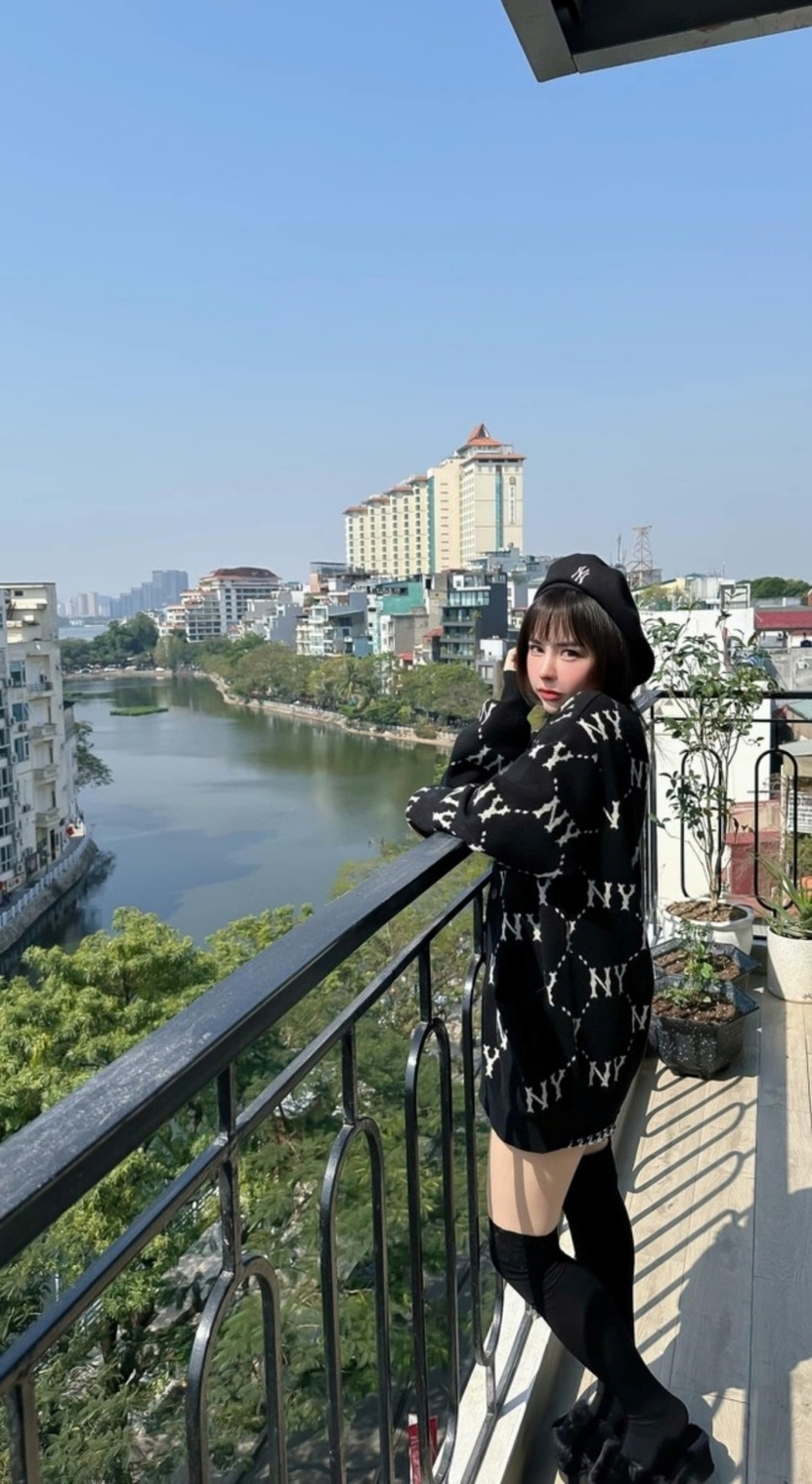Cô nói thêm: “Và thật may mắn khi đối diện nhà mình là dự án mới của thành phố, khu ẩm thực đi bộ nên không gian trước cửa nhà thật mướt với cây xanh và hoa, đèn điện treo lung linh đẹp mê tơi, cứ như mình đang được ở Hội An vậy”.