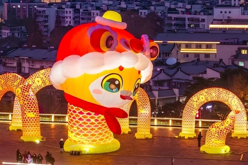Linh vật rắn với biểu cảm thư giãn tại khu thắng cảnh Trân Châu Tuyền (TP.Nam Kinh) nhận được sự yêu thích của cư dân mạng. Chú rắn đầu đội nón lân, cổ quấn khăn quàng đỏ như đang bơi ra từ bức tường thành Nam Kinh cổ kính.