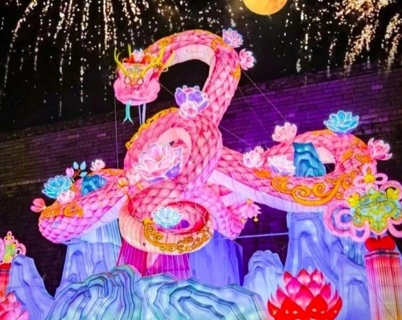 Lồng đèn rắn chào đón năm 2025 ở Nam Kinh cũng khiến cư dân mạng xuýt xoa vì độ hoành tráng và nổi bật.