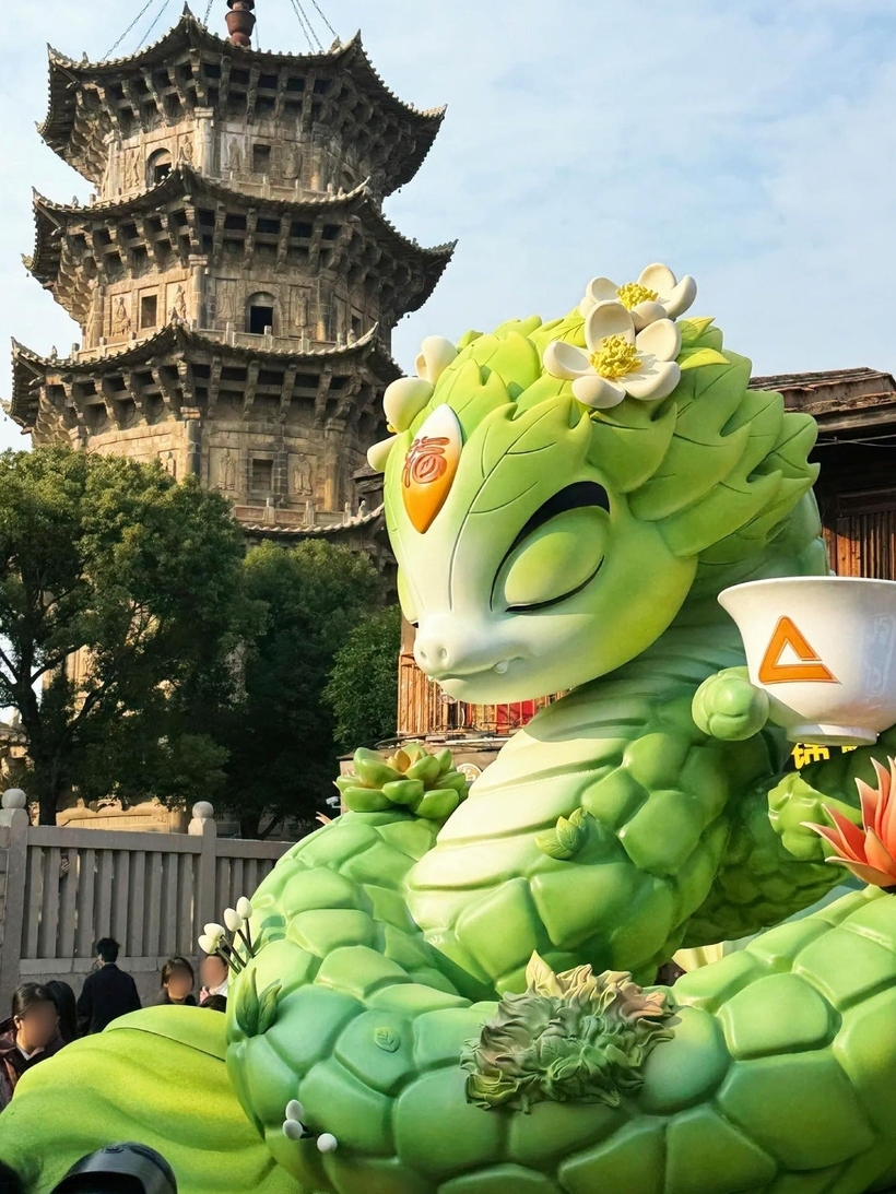 Cũng tại TP.Tuyền Châu, linh vật rắn cao 3,6m với màu xanh lá cây thu hút sự chú ý. Linh vật này có vảy hình lá trà, đuôi uốn lượn nâng cốc trà, đang trong trạng thái nhắm mắt thư giãn, mang ý nghĩa may mắn, giàu có và thịnh vượng.