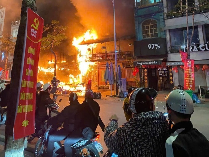 Lửa bùng phát từ tầng hai nhà hàng Quang Minh. (Ảnh: VNE)