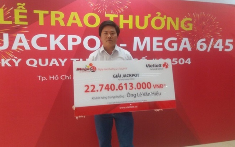 Anh Hiểu là người dám công khai danh tính khi lên nhận giải thưởng trị giá gần 23 tỷ đồng.