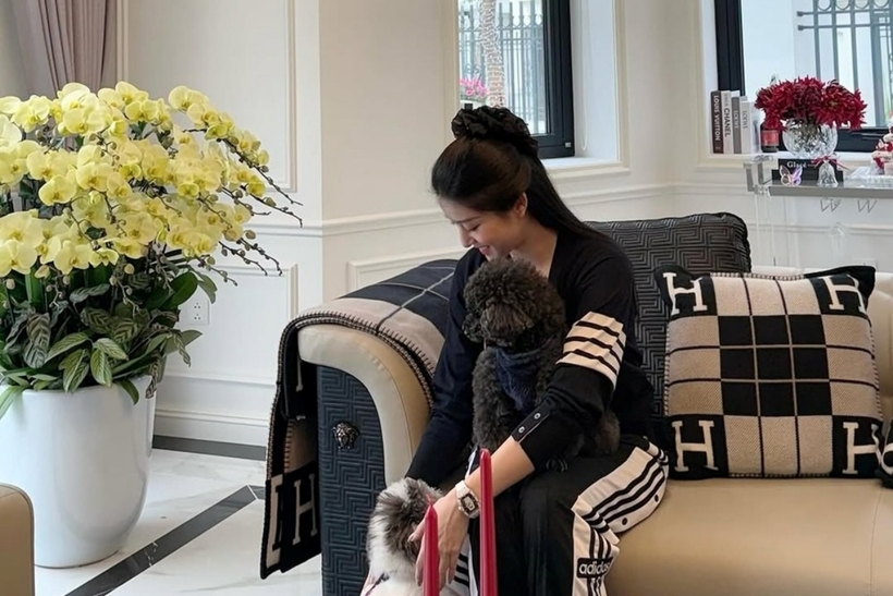 Bên trong biệt thự, Huyền My chọn tông màu trắng chủ đạo với nội thất tối giản, sang trọng theo phong cách châu Âu. Cô sắm nhiều chậu địa lan với các gam vàng, trắng… để căn nhà có sức sống hơn.