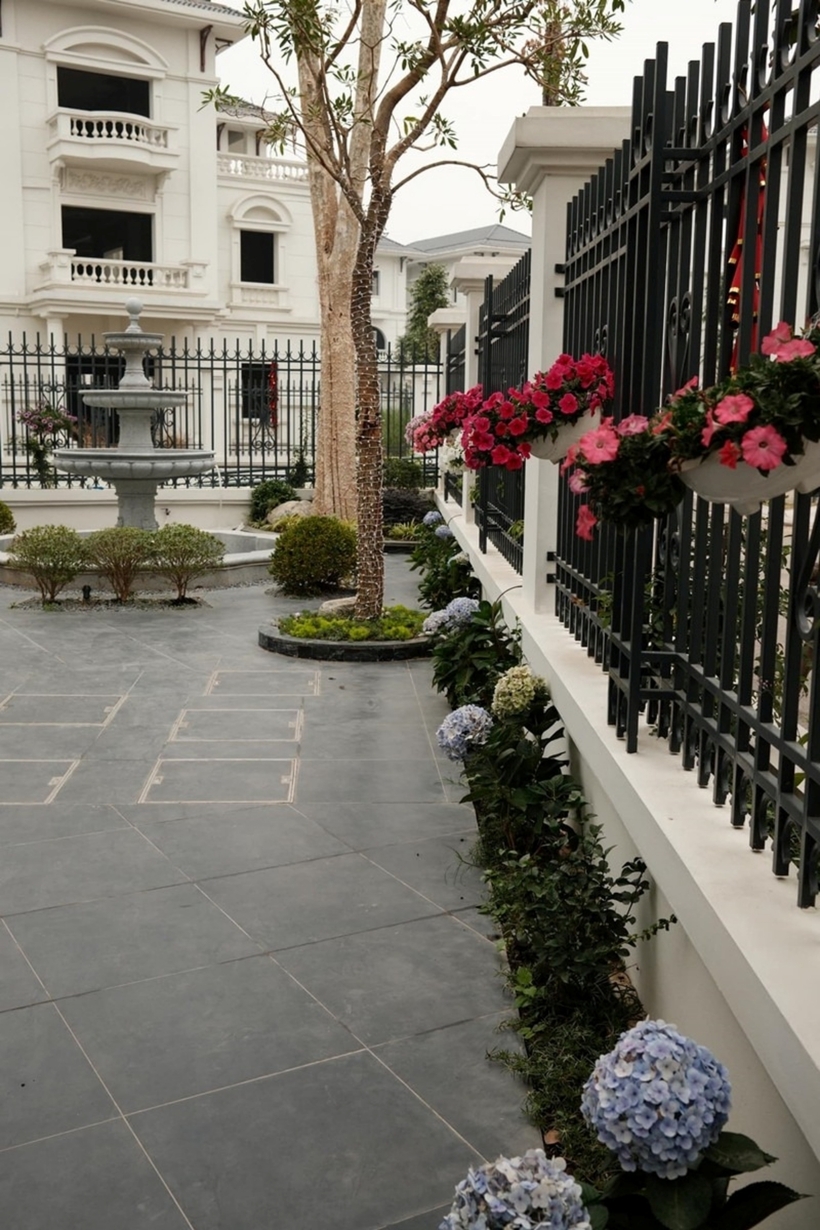 Với không gian sân vườn rộng rãi, Huyền My thường xuyên tổ chức những buổi tiệc nhỏ tại nhà trong các dịp đặc biệt.