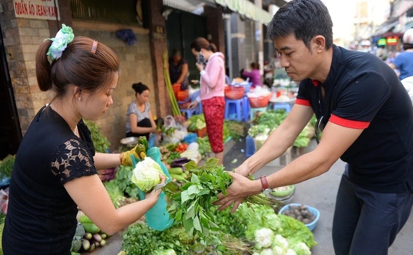 Ngày mùng 3 Tết, sức mua cũng như nguồn hàng đã dồi dào hơn khi có nhiều chợ dân sinh, siêu thị mở cửa trở lại. (Ảnh: Dân trí)