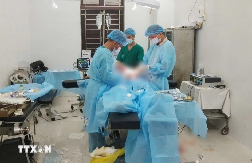 Quân y đảo Sinh Tồn tiến hành phẫu thuật cho người bệnh. Ảnh: TTXVN