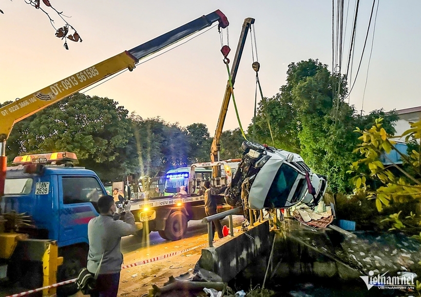 Chiếc ô tô được trục vớt lên bờ. Ảnh: VietNamNet